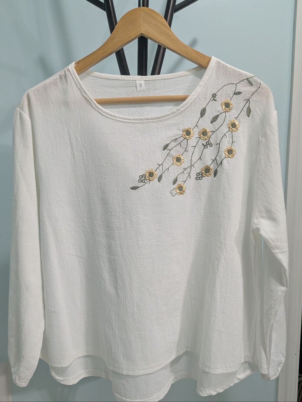 NWOT Women's White Floral Embroidered  Long-Sleeve Top